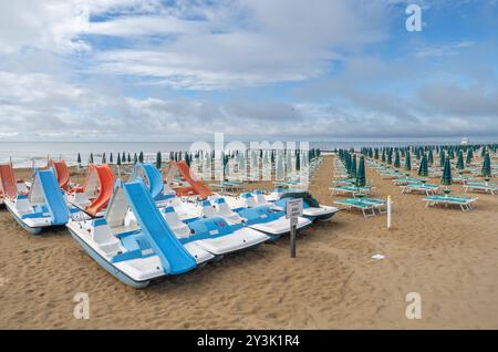 09.09.2024 / Lido di Jesolo, Provinz Venedig, Venetien, obere Adria, Italien / Küste am Mittelmeer, Sandstrand, Meeresstrand, Strandbad, Urlaub, Badeurlaub, Sommerurlaub, Ferien am Meer, Liegestühle und Sonnenschirme am Strand, Tretboote mit Rutsche, Boote, Bootsverleih *** 09 09 2024 Lido di Jesolo, Province de Venise, Vénétie, haute Adriatique, Italie Côte méditerranéenne, plage de sable, bord de mer, station balnéaire, vacances, vacances à la plage, vacances d'été, vacances en bord de mer, chaises longues et parasols sur la plage, pédalos avec toboggan, bateaux, location de bateaux Banque D'Images