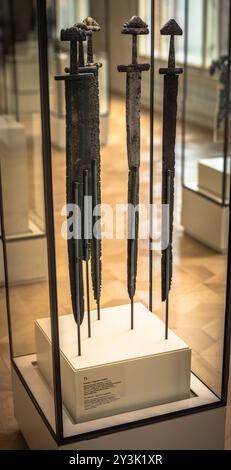 Oslo - 12 février 2023 : anciennes épées vikings au Musée historique d'Oslo, Norvège Banque D'Images