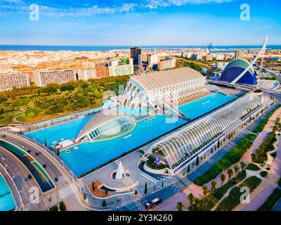 Valence, Espagne - 15 octobre 2021: La Cité des Arts et des Sciences ou Ciudad de las Artes y las Ciencias vue panoramique aérienne. C'est une culture et ar Banque D'Images