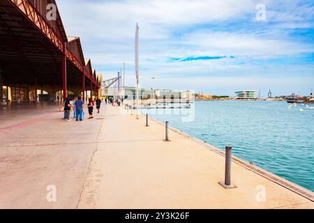 Valence, Espagne - 16 octobre 2021 : promenade du port de Valence. Valence est la troisième municipalité la plus peuplée d'Espagne. Banque D'Images