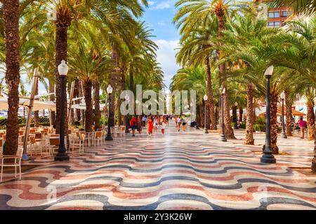 Alicante, Espagne - 18 octobre 2021 : Promenade près du port d'Alicante. Alicante est une ville de la région de Valence, en Espagne. Banque D'Images