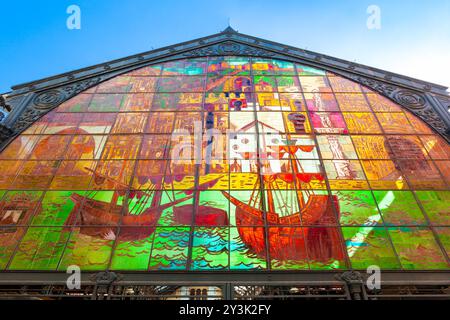 Malaga, Espagne - 23 octobre 2021 : vitrail du marché central ou Mercado Central de Atarazanas à Malaga. Malaga est une ville de l'Andal Banque D'Images