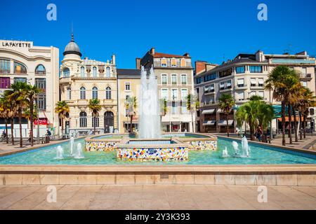 PAU, FRANCE - 19 septembre 2018 : Fontaine et piscine à la place Georges Clemenceau, dans le centre-ville de Pau en France Banque D'Images