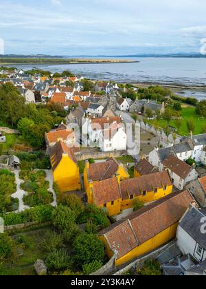 Vue aérienne depuis le drone du village historique de Culross à Fife, Écosse Royaume-Uni Banque D'Images