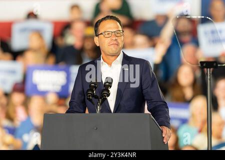 Wilkes-barre, Pennsylvanie, États-Unis. 13 septembre 2024. Le gouverneur de Pennsylvanie Josh Shapiro fait campagne pour Kamala Harris pour le poste de président au Centre athlétique McHale de Wilkes University à Wilkes-barre, PA (crédit image : © Lev Radin/Pacific Press via ZUMA Press Wire) USAGE ÉDITORIAL SEULEMENT! Non destiné à UN USAGE commercial ! Banque D'Images
