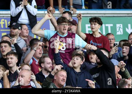 Leeds, Royaume-Uni. 14 septembre 2024. Elland Road, Leeds, Angleterre, 14 septembre 2024 : les fans de Burnley célèbrent le but de Luca Koleosho (30 Burnley) lors du match EFL Sky Bet Championship entre Leeds United et Burnley à Elland Road à Leeds, Angleterre, le 14 septembre 2024. (Sean Chandler/SPP) crédit : photo de presse sportive SPP. /Alamy Live News Banque D'Images