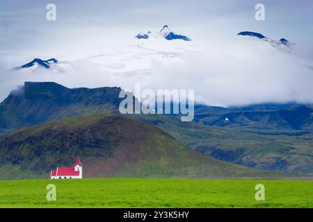 Église historique Ingjaldshólskirkja dans la péninsule de Snæfellsnes, ouest de l'Islande. Stratovolcan au sommet du glacier Snæfellsjökull en arrière-plan Banque D'Images