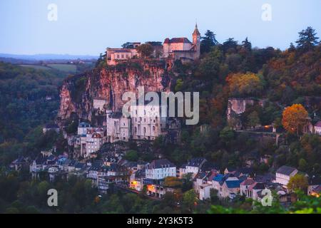 Soft Focus sur le village de pèlerinage de Rocamadour sur la falaise au coucher du soleil, midi-Pyrénées, France Banque D'Images