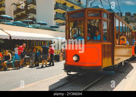 Majorque, Espagne - 7 mai 2023 : tramway électrique d'époque entre Soller et le port de Soller. Attraction touristique à Majorque. Banque D'Images