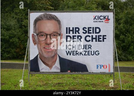 Wahlplakat zur Nationalratswahl, AM 29. Septembre 2024 à Österreich. DAS Bild zeigt ein Plakat der freiheitlichen Partei Österreichs FPÖ mit einem Abbild des Parteiobmanns Herbert Kickl. DAS Bild wurde am am 12.09.2024 im Raum Gmunden, Oberösterreich fotografiert, 2024 - Wahlplakat zur Nationalratswahl, am 29. Septembre 2024 à Österreich. DAS Bild zeigt ein Plakat der, AM 12.09.2024. *** Affiche électorale pour l'élection du Conseil national, le 29 septembre 2024 en Autriche la photo montre une affiche du Parti de la liberté d'Autriche FPÖ avec une photo du président du parti Herbert Kickl le pictu Banque D'Images