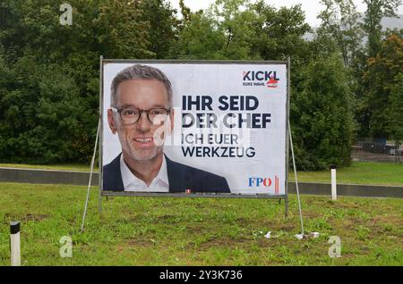 Wahlplakat zur Nationalratswahl, AM 29. Septembre 2024 à Österreich. DAS Bild zeigt ein Plakat der freiheitlichen Partei Österreichs FPÖ mit einem Abbild des Parteiobmanns Herbert Kickl. DAS Bild wurde am am 12.09.2024 im Raum Gmunden, Oberösterreich fotografiert, 2024 - Wahlplakat zur Nationalratswahl, am 29. Septembre 2024 à Österreich. DAS Bild zeigt ein Plakat der, AM 12.09.2024. *** Affiche électorale pour l'élection du Conseil national, le 29 septembre 2024 en Autriche la photo montre une affiche du Parti de la liberté d'Autriche FPÖ avec une photo du président du parti Herbert Kickl le pictu Banque D'Images