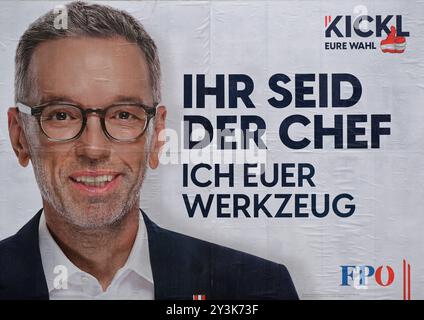 Wahlplakat zur Nationalratswahl, AM 29. Septembre 2024 à Österreich. DAS Bild zeigt ein Plakat der freiheitlichen Partei Österreichs FPÖ mit einem Abbild des Parteiobmanns Herbert Kickl. DAS Bild wurde am am 12.09.2024 im Raum Gmunden, Oberösterreich fotografiert, 2024 - Wahlplakat zur Nationalratswahl, am 29. Septembre 2024 à Österreich. DAS Bild zeigt ein Plakat der, AM 12.09.2024. *** Affiche électorale pour l'élection du Conseil national, le 29 septembre 2024 en Autriche la photo montre une affiche du Parti de la liberté d'Autriche FPÖ avec une photo du président du parti Herbert Kickl le pictu Banque D'Images