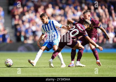 Yasin Ayari de Brighton et Hove Albion (à gauche) se bat pour le ballon avec Omari Hutchinson d'Ipswich Town (au centre à droite) et Kalvin Phillips lors du match de premier League à l'American Express Stadium de Brighton. Date de la photo : samedi 14 septembre 2024. Banque D'Images