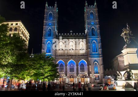 Montréal, Canada. 6 juillet 2019. La cathédrale historique notre-Dame de montréal canada illuminée la nuit. Banque D'Images
