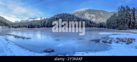 Paysage d'hiver avec un lac gelé et les Alpes autrichiennes en arrière-plan. Image prise près du village Biberwier, du quartier Reutte, Autriche, UE Banque D'Images