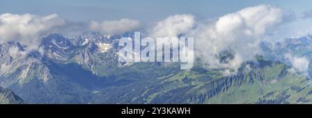 Panorama de montagne du Nebelhorn, 2224m, vers le sud-ouest à Hammerspitzen, Kanzelwand, station de montagne du Fellhornbahn, le Fellh nuageux Banque D'Images