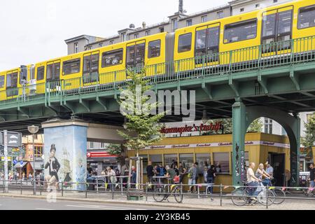 Le snack-bar de Konnopke est culte. Konnopke est à Prenzlauer Berg. Il a été le premier snack-bar de Berlin-est à introduire la currywurst en 1960. Undergroun Banque D'Images