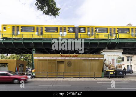 Le snack-bar de Konnopke est culte. Konnopke est à Prenzlauer Berg. Il a été le premier snack-bar de Berlin-est à introduire la currywurst en 1960. Undergroun Banque D'Images