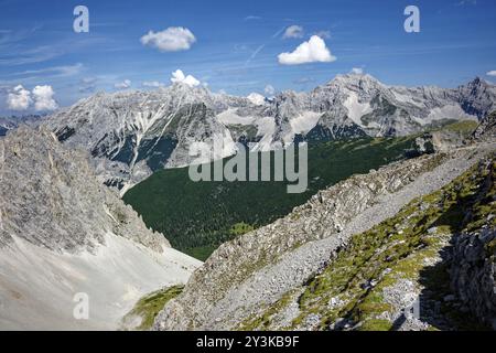 Au Hafelekar, vue du Karwendelblick de la Nordkette d'Innsbruck aux montagnes de Karwendel dans les Alpes, paysage alpin, Innsbruck, Tyrol, Banque D'Images