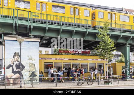 Le snack-bar de Konnopke est culte. Konnopke est à Prenzlauer Berg. Il a été le premier snack-bar de Berlin-est à introduire la currywurst en 1960. Undergroun Banque D'Images