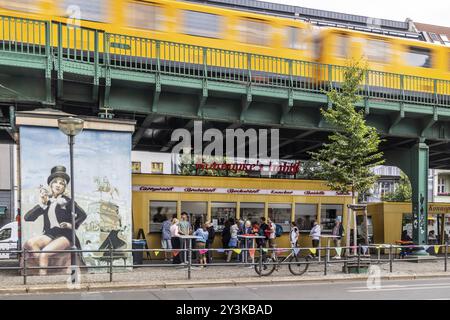 Le snack-bar de Konnopke est culte. Konnopke est à Prenzlauer Berg. Il a été le premier snack-bar de Berlin-est à introduire la currywurst en 1960. Undergroun Banque D'Images