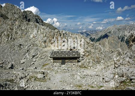 Refuge sur le Hafelekar, vue du Karwendelblick de la Nordkette d'Innsbruck aux montagnes de Karwendel dans les Alpes, paysage alpin, Innsbruck, Banque D'Images