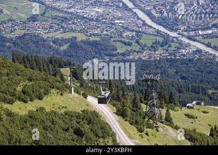 Téléphérique de l'Innsbruck Nordkettenbahnen au Seegrube, vue sur Innsbruck et les montagnes des Alpes, Innsbruck, Tyrol, Autriche, Europe Banque D'Images