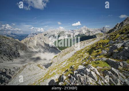 Au Hafelekar, vue du Karwendelblick de la Nordkette d'Innsbruck aux montagnes de Karwendel dans les Alpes, paysage alpin, Innsbruck, Tyrol, Banque D'Images