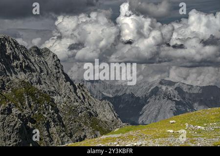 Ambiance météo dramatique, à la Hafelekar, vue du Karwendelblick de la Nordkette d'Innsbruck aux montagnes de Karwendel dans les Alpes, pays alpin Banque D'Images