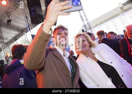 Nancy Faeser (ministre fédérale de l'intérieur et de l'intérieur de la République fédérale d'Allemagne) se fait photographier avec des visiteurs au FEDER Banque D'Images