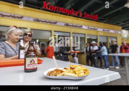 Le snack-bar de Konnopke est culte. Konnopke est à Prenzlauer Berg. Il a été le premier snack-bar de Berlin-est à introduire la currywurst en 1960. Berlin, GE Banque D'Images