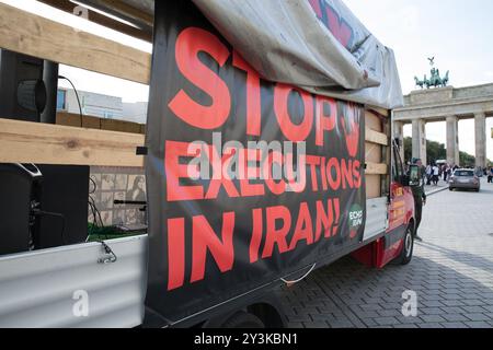 Les manifestants se sont rassemblés à Berlin le samedi 14 septembre 2024 pour marquer le deuxième anniversaire de la mort de Mahsa Amini, dont le décès en garde à vue iranienne a suscité l'indignation mondiale et le plaidoyer pour les droits des femmes. La manifestation a commencé à Pariser Platz, devant la porte de Brandebourg. Les participants tenaient des pancartes et scandaient des slogans comme « femme, vie, liberté » et « mort aux mollahs ». Certains signes appellent à la fin des exécutions en Iran et exigent la libération des militants politiques emprisonnés dans ce pays. Des discours ont été prononcés soulignant la solidarité avec le peuple iranien et condamnant la R humaine Banque D'Images