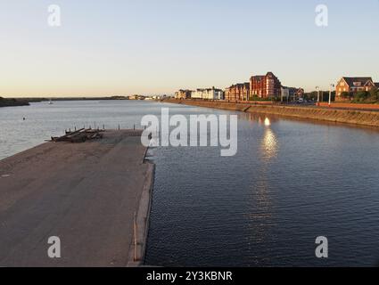 Une vue sur le lac à southport au coucher du soleil avec une jetée devant les bâtiments sur le front de mer Banque D'Images