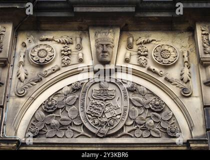 Pont de Sowerby, West yorkshire, Royaume-uni, 16 juillet 2019 : logo héraldique sculpté sur l'ancienne banque du lancashire et du yorkshire dans le pont de sowerby Banque D'Images