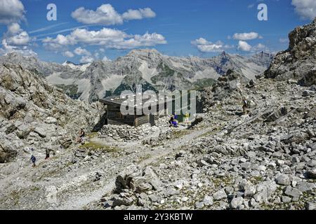 Refuge sur le Hafelekar, vue du Karwendelblick de la Nordkette d'Innsbruck aux montagnes de Karwendel dans les Alpes, paysage alpin, Innsbruck, Banque D'Images