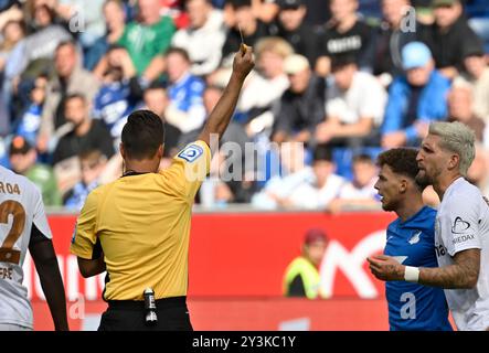 Schiedsrichter arbitre Daniel Schlager zeigt Robert Andrich Bayer 04 Leverkusen (08) gelbe Karte gelb Verwarnung Gestik geste TSG 1899 Hoffenheim vs Bayer 04 Leverkusen 14.09.2024 LA RÉGLEMENTATION DFL INTERDIT TOUTE UTILISATION DE PHOTOGRAPHIES COMME SÉQUENCES D'IMAGES ET/OU QUASI-VIDÉO Banque D'Images