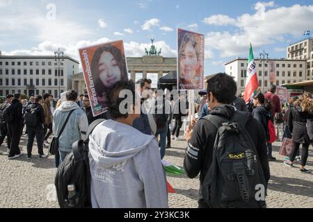 Berlin, Allemagne. 14 septembre 2024. Les manifestants se sont rassemblés à Berlin le samedi 14 septembre 2024 pour marquer le deuxième anniversaire de la mort de Mahsa Amini, dont le décès en garde à vue iranienne a suscité l'indignation mondiale et le plaidoyer pour les droits des femmes. La manifestation a commencé à Pariser Platz, devant la porte de Brandebourg. Les participants tenaient des pancartes et scandaient des slogans comme ''femme, vie, liberté'' et ''mort aux mollahs''. Certains signes appellent à la fin des exécutions en Iran et exigent la libération des militants politiques emprisonnés dans ce pays. Des discours ont été prononcés mettant l'accent sur la solidarité avec Banque D'Images