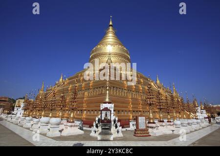 La pagode Shwezigon est un célèbre temple bouddhiste situé à Nyaung Oo, une ville près de Bagan, en Birmanie. (Ces villes sont situées dans Myanmar.) C'est un pro Banque D'Images