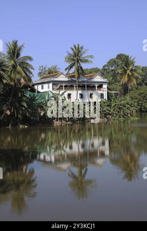 Pagode au temple de Bakhong, qui fait partie du groupe Roluos, à Angkor, près de Siem Reap, Cambodge, Asie Banque D'Images