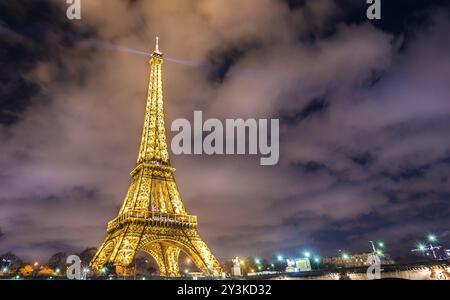 Paris, France, 14 février 2016 : la Tour Eiffel de nuit à Paris, France, le 14 février 2016, Europe Banque D'Images