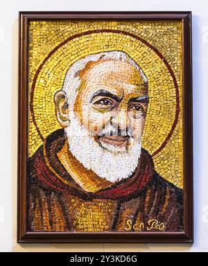 RAVENNE, ITALIE, 12 JUIN 2024 : la mosaïque du père Pie, Padre Pio, dans l'église de Santa Maria Maddalena Banque D'Images