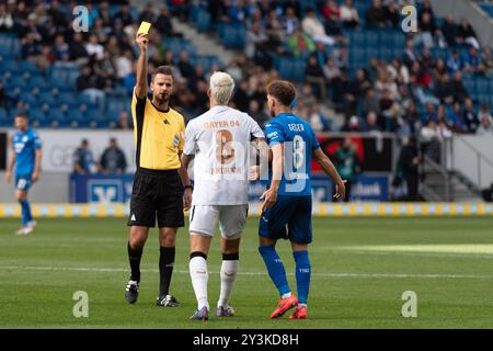 Schiedsrichter Daniel Schlager Zeigt Robert Andrich (Bayer 04 Leverkusen, #08) die gelbe Karte GER, TSG 1899 Hoffenheim v. Bayer 04 Leverkusen, Fussball, Herren, 1. Bundesliga, 3. Spieltag, saison 24/25, 14.09.2024, LES RÈGLEMENTS DFL/DFB INTERDISENT TOUTE UTILISATION DE PHOTOGRAPHIES COMME SÉQUENCES D'IMAGES ET/OU QUASI-VIDÉO, Foto : Eibner-Pressefoto/Wolfgang Frank Banque D'Images