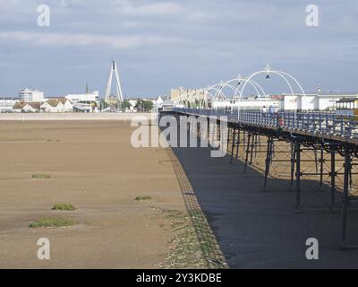 Outhport, merseyside, Royaume-uni, 28 juin 2019 : une vue panoramique sur la jetée de southport merseyside avec la plage à marée basse par un été lumineux Banque D'Images