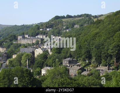 Vue sur les rues et les maisons du pont hebden dans le West yorkshire en été entouré d'arbres Banque D'Images