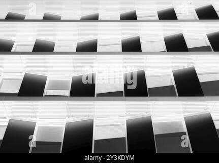 Arrière-plan de concept d'architecture d'image négative abstraite moderne futuriste avec des fenêtres angulaires géométriques Banque D'Images