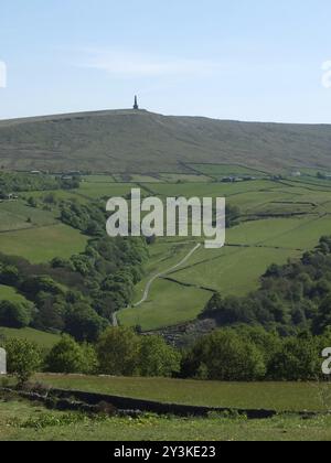 Griffon de Stoodley et monument à calvaire dans le Yorkshire de l'Ouest de calvaire, qui entoure les champs et les bois Banque D'Images