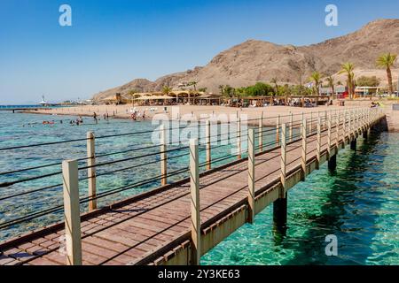 Pont en bois sur le récif corallien à la réserve naturelle de Coral Beach à Eilat, Israël Banque D'Images