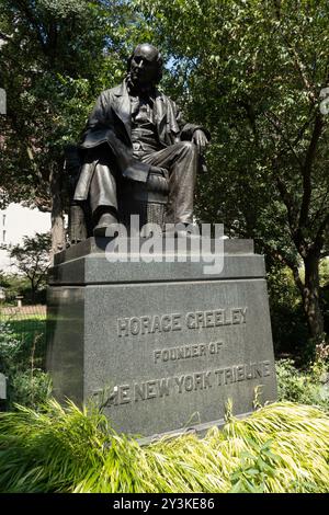 La statue en bronze d'Horace Greeley, le fondateur du journal New York Tribute, se trouve au City Hall Park, New York City, États-Unis, 2024 Banque D'Images