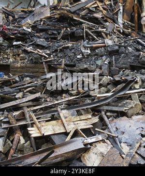 Un tas de briques brûlées et dispersées, poutres et gravats après un incendie dans un grand bâtiment Banque D'Images