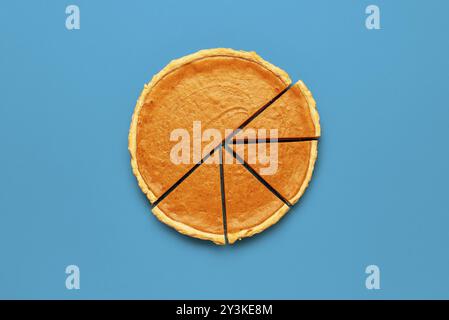 Délicieuse tarte à la citrouille maison isolée sur un fond bleu vibrant Banque D'Images